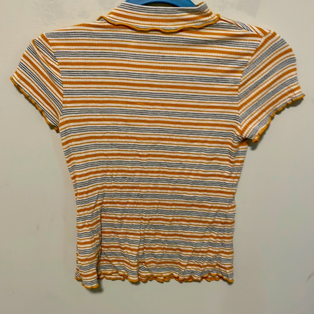 This is a cute shirt it is very stretchy to fit you’re body.